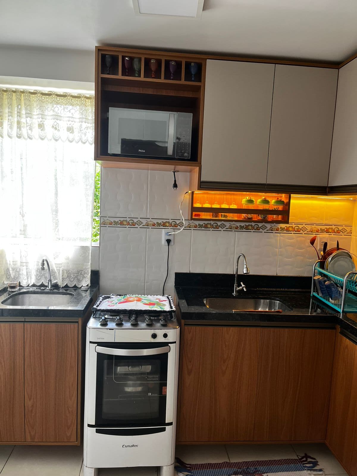 Cozinha Compacta Louro Freijó e Off-White (Frapê)