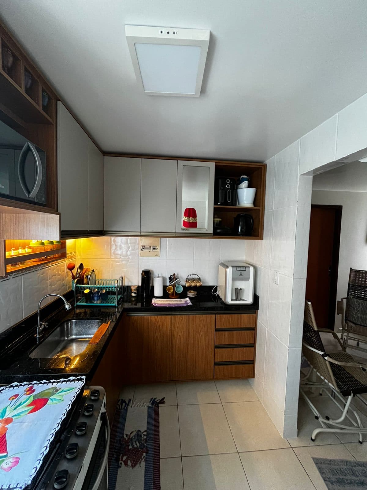 Cozinha Compacta Louro Freijó e Off-White (Frapê)