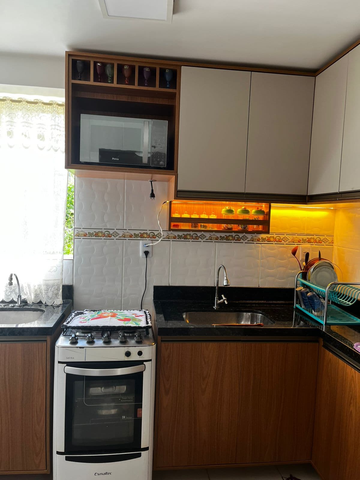 Cozinha Compacta Louro Freijó e Off-White (Frapê)